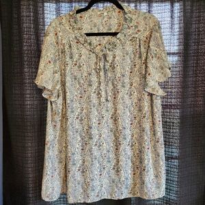 Short sleeve blouse. Floral print